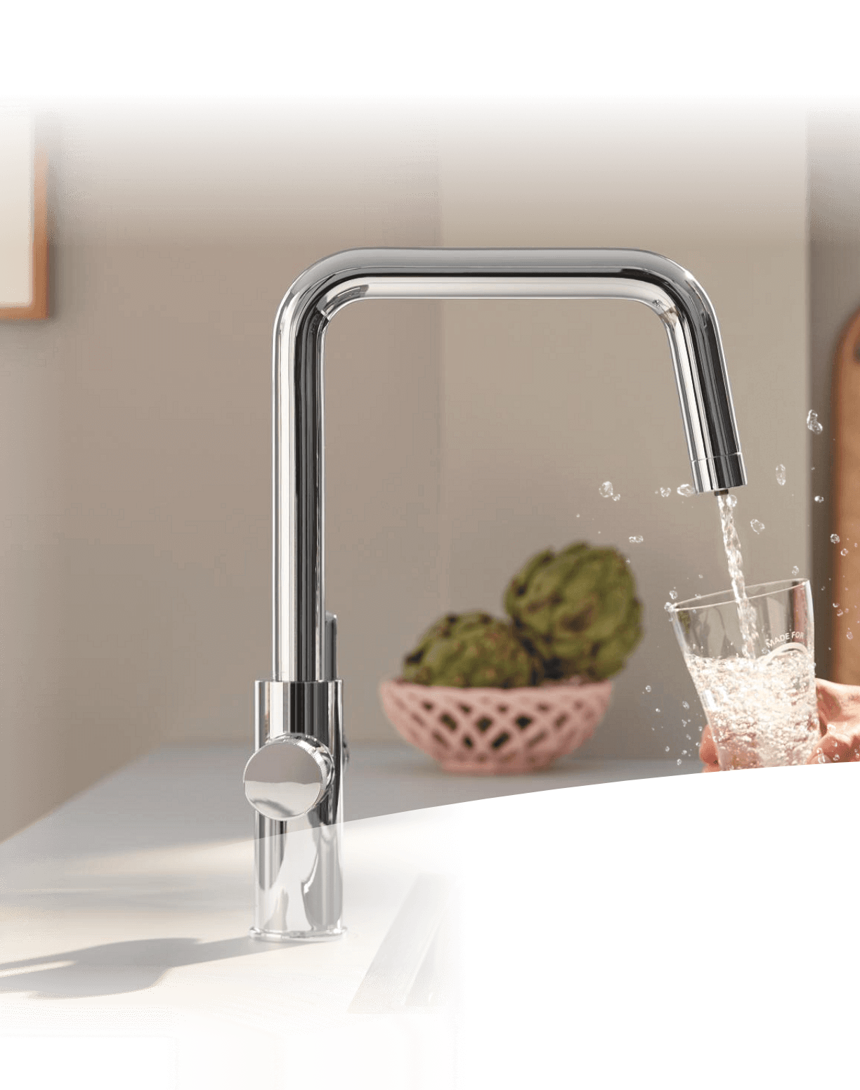 Rubinetto Grohe Blue con bicchiere d’acqua frizzante in cucina