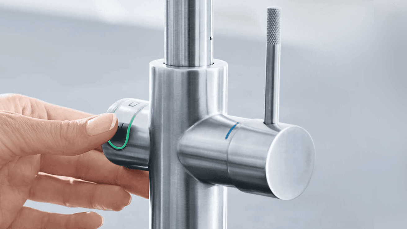 Selezione dell’acqua con un tocco sul rubinetto Grohe Blue