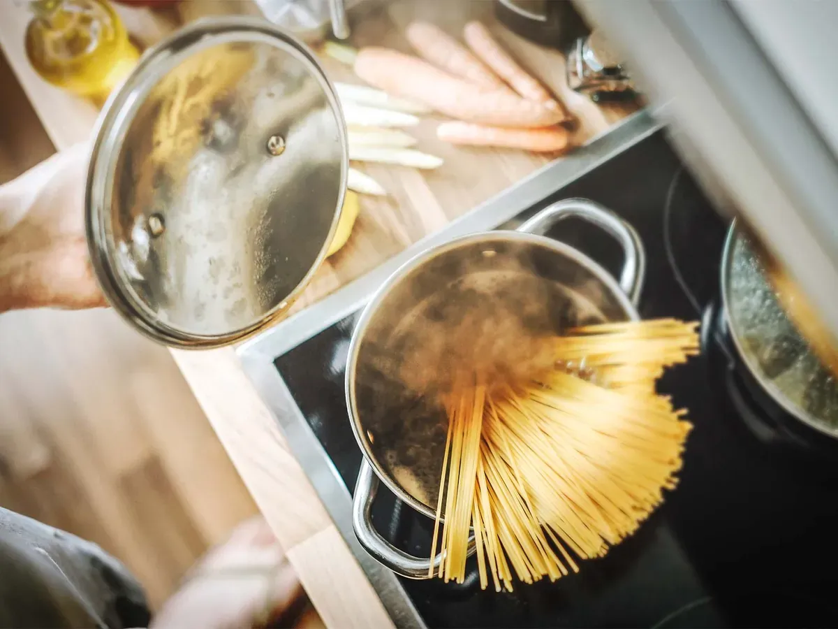 Cottura della pasta a fuoco spento, funziona? Come risparmiare gas davvero.